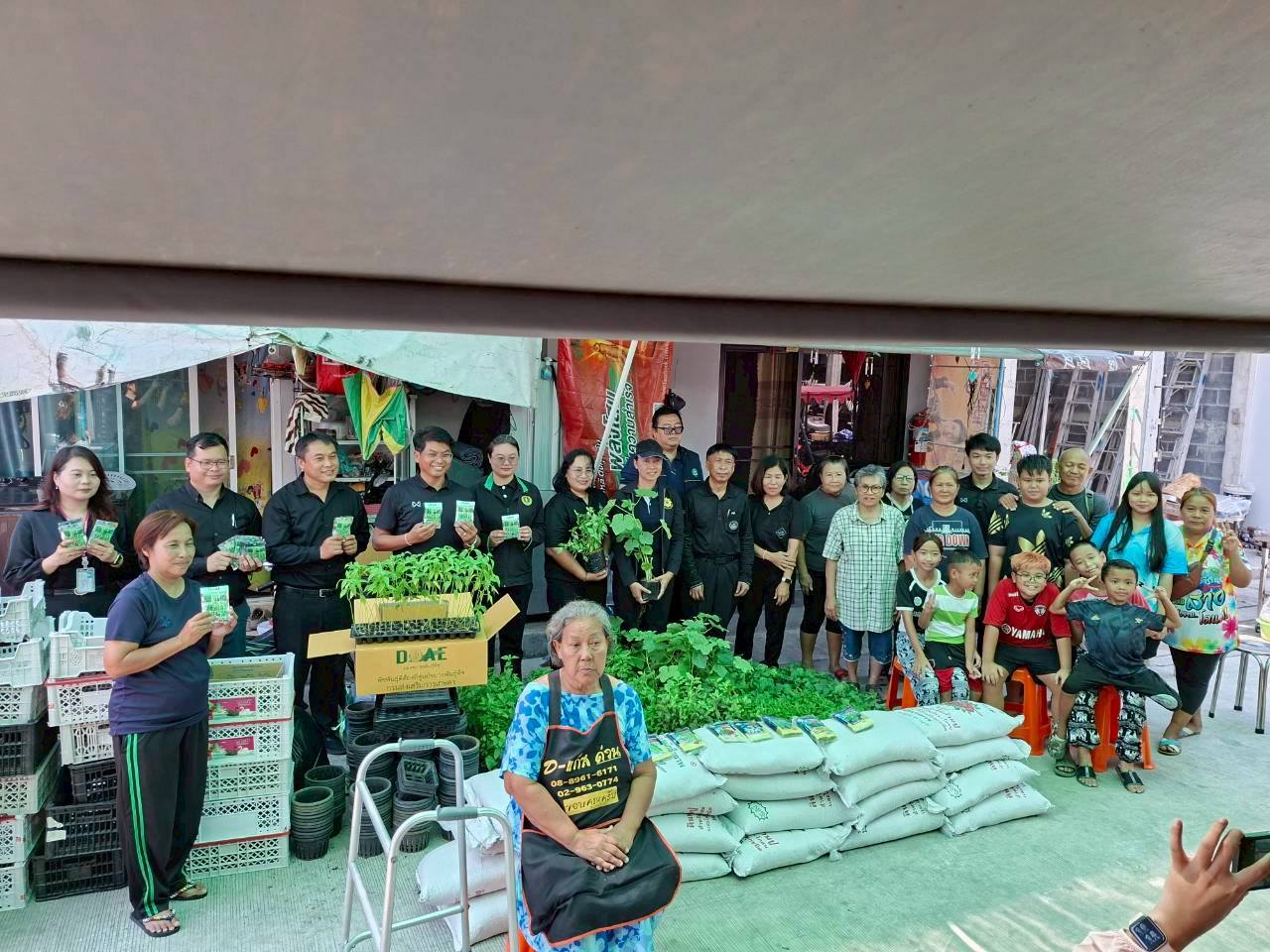 พช.ปากเกร็ด ร่วมขับเคลื่อนวิถีเศรษฐกิจพอเพียงลดรายจ่ายเพิ่มรายได้ให้ชุมชน @บ้านมั่นคงสามัคคี-ติวานนท์