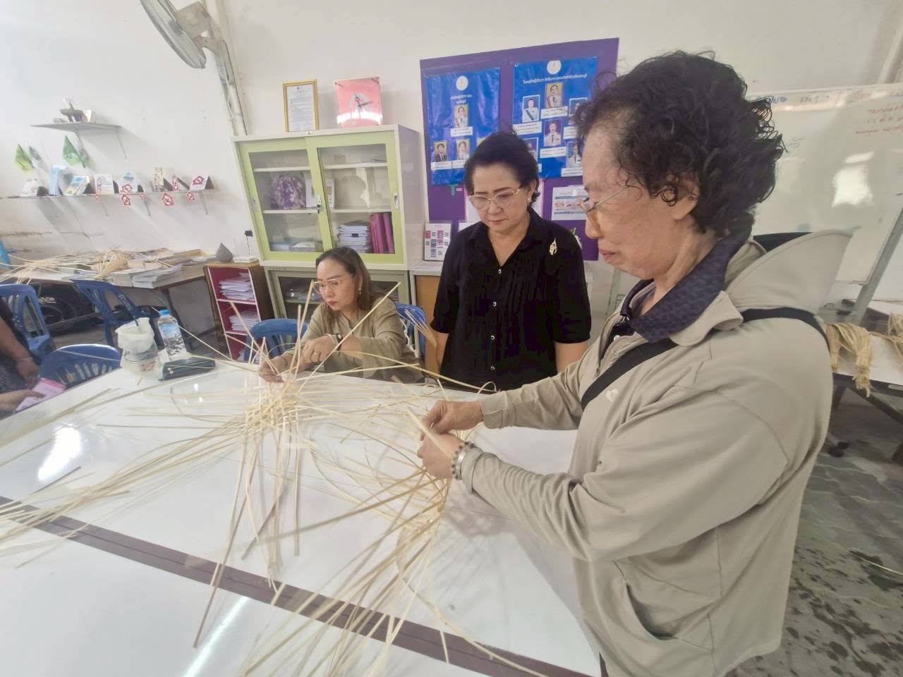 พช.ปากเกร็ด ดำเนินโครงการ ส่งเสริมอาชีพครัวเรือนยากจน สานชะลอม ตะกร้าไม้ไผ่ และทำโบว์ริบบิ้นติดของขวัญ