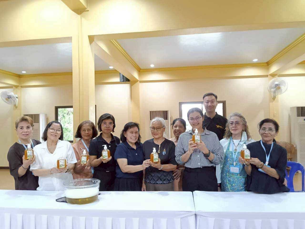 สพอ.ปากเกร็ด สนับสนุนการลงพื้นที่ติดตามผลการดำเนินงาน กลุ่มอาชีพ “เกศาสดใส” ตำบลคลองพระอุดม อำเภอปากเกร็ด จังหวัดนนทบุรี 