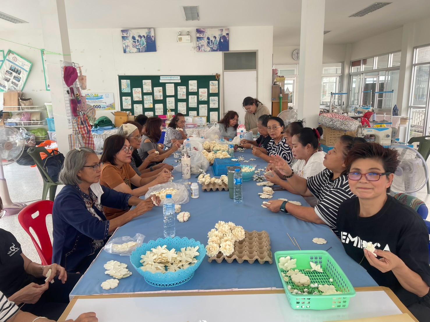 สพอ.ปากเกร็ด ร่วมจัดกิจกรรมประดิษฐ์ดอกไม้จันทน์ ร่วมกับจิตอาสาบ้านเอื้ออาทรนนทบุรี (วัดกู้ 2) ตำบลบางพูด อำเภอปากเกร็ด
