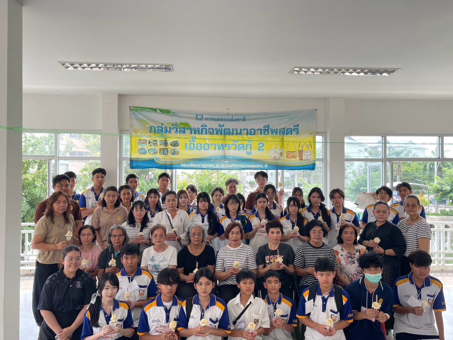 สพอ.ปากเกร็ด ร่วมกิจกรรมประดิษฐ์ดอกไม้จันทน์ ณ ศูนย์ชุมชนบ้านเอื้ออาทรนนทบุรี (วัดกู้ 2) ตำบลบางพูด อำเภอปากเกร็ด จังหวัดนนทบุรี