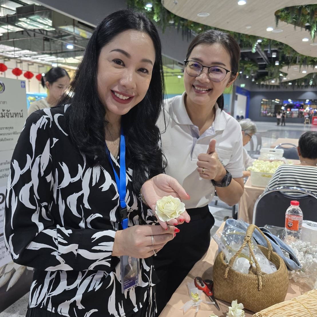 อำเภอปากเกร็ดจับมือภาคเอกชน จัดกิจกรรม “จิตอาสาจัดทำดอกไม้จันทน์ เพื่อถวายเป็นพระราชกุศล สมเด็จพระนางเจ้าสิริกิติ์ พระบรมราชินีนาถ พระบรมราชชนนีพันปีหลวง”