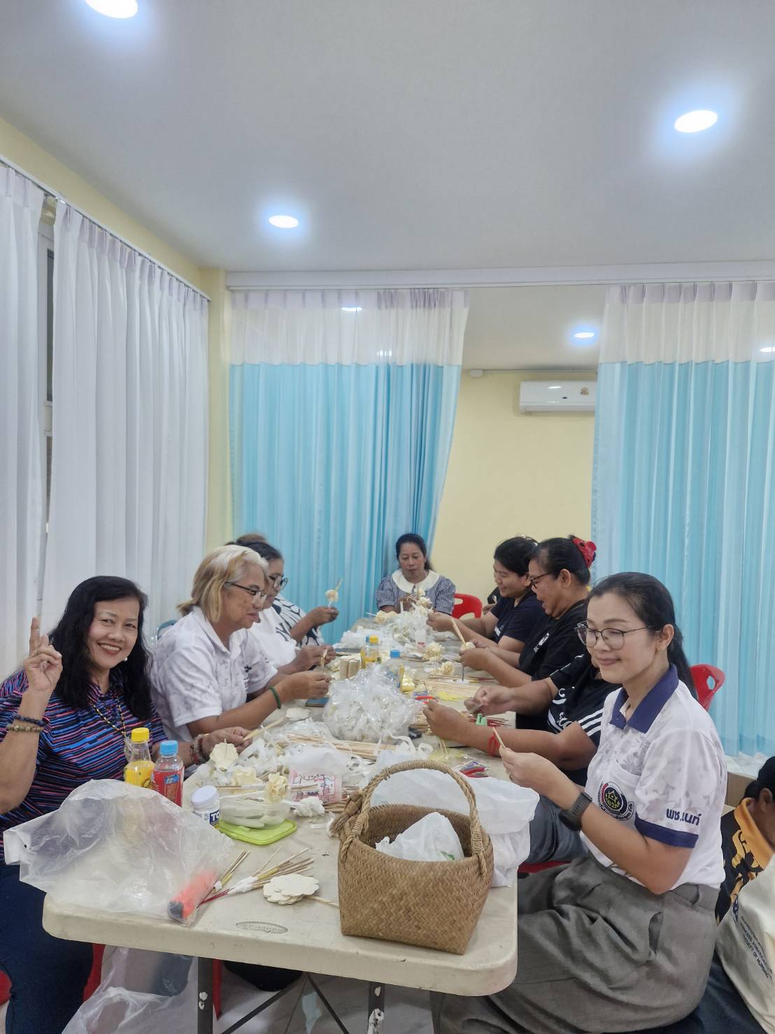 พช.ปากเกร็ด ร่วมกิจกรรมประดิษฐ์ดอกไม้จันทน์ ณ วัดสพานสูง ตำบลคลองพระอุดม อำเภอปากเกร็ด จังหวัดนนทบุรี