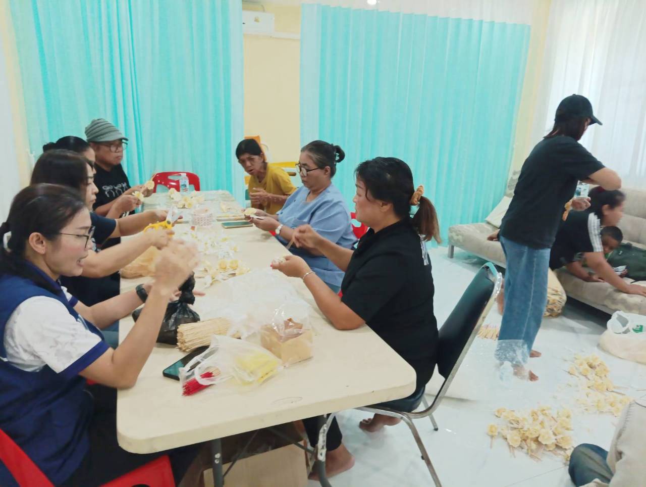 สำนักงานพัฒนาชุมชนอำเภอปากเกร็ด ร่วมกับคณะกรรมการพัฒนาสตรีตำบลคลองพระอุดม ประดิษฐ์ดอกไม้จันทน์ เตรียมความพร้อมสำหรับพระราชพิธีถวายพระเพลิงพระบรมศพฯ