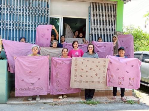 สพอ.ปากเกร็ดสนับสนุนการดำเนินโครงการส่งเสริมอาชีพสตรี ตำบลท่าอิฐ ด้านหัตถกรรมย้อม และเพ้นท์ผ้าสีธรรมชาติ  (วันที่สอง)