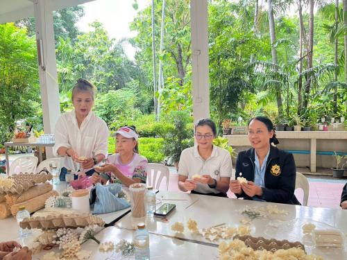 พช.ปากเกร็ด ร่วมจัดกิจกรรมประดิษฐ์ดอกไม้จันทน์ร่วมกับจิตอาสาชุมชนประชานิเวศน์ 2 ระยะ 3 ตำบลบางตลาด อำเภอปากเกร็ด