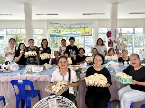 สพอ.ปากเกร็ด ขับเคลื่อนกิจกรรมการประดิษฐ์ดอกไม้จันทน์ ร่วมกับจิตอาสาบ้านเอื้ออาทรนนทบุรี (วัดกู้ 2) ตำบลบางพูด อำเภอปากเกร็ด อย่างต่อเนื่อง