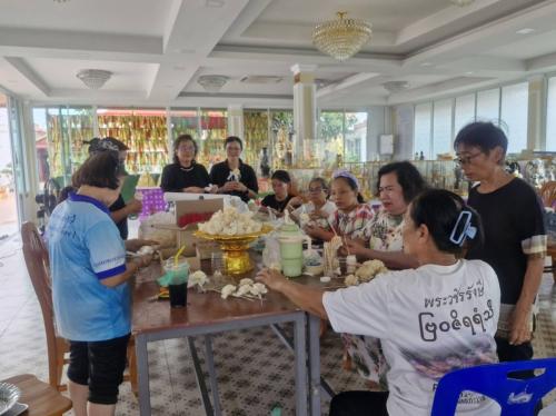 พช.ปากเกร็ด ติดตามความคืบหน้าการประดิษฐ์ดอกไม้จันทน์ เพื่อเตรียมพร้อมสำหรับพิธีถวายพระเพลิงพระบรมศพสมเด็จพระนางเจ้าสิริกิติ์ พระบรมราชินีนาถ พระบรมราชชนนีพันปีหลวง