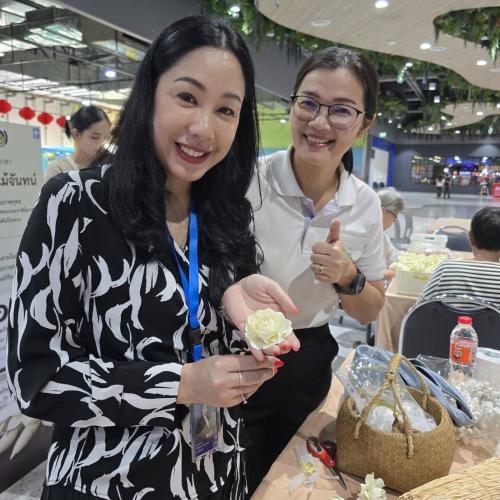 อำเภอปากเกร็ดจับมือภาคเอกชน จัดกิจกรรม “จิตอาสาจัดทำดอกไม้จันทน์ เพื่อถวายเป็นพระราชกุศล สมเด็จพระนางเจ้าสิริกิติ์ พระบรมราชินีนาถ พระบรมราชชนนีพันปีหลวง”