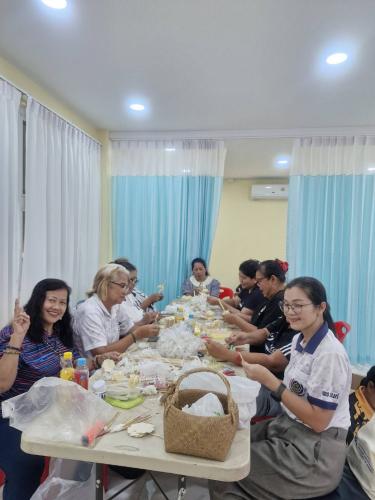 พช.ปากเกร็ด ร่วมกิจกรรมประดิษฐ์ดอกไม้จันทน์ ณ วัดสพานสูง ตำบลคลองพระอุดม อำเภอปากเกร็ด จังหวัดนนทบุรี