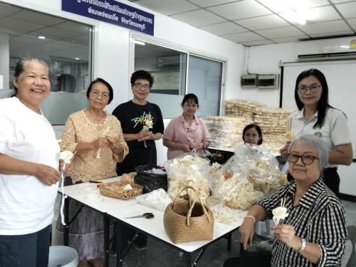 กลุ่มสตรีเขตเทศบาลนครปากเกร็ด ร่วมประดิษฐ์ดอกไม้จันทน์ ณ สำนักงานพัฒนาชุมชนอำเภอปากเกร็ด จังหวัดนนทบุรี