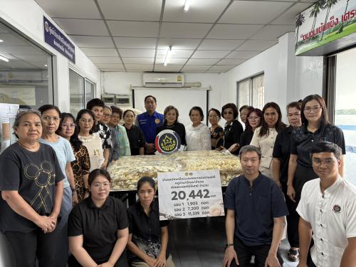 อำเภอปากเกร็ดร่วมกับคณะกรรมการพัฒนาสตรีอำเภอปากเกร็ด ส่งมอบดอกไม้จันทน์ จำนวน 20,442 ดอก ณ สำนักงานพัฒนาชุมชนอำเภอปากเกร็ด จังหวัดนนทบุรี
